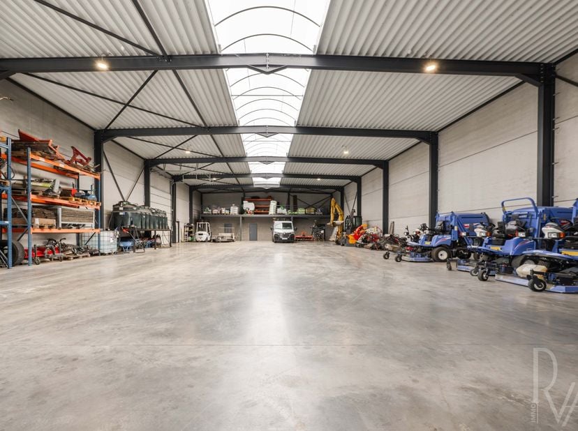 Recente bedrijfsloods van 720 m² te koop in bedrijvenpark Haandeput (Meulebeke)<br />
<br />
In het bedrijvenpark Haandeput bieden wij deze recente en
