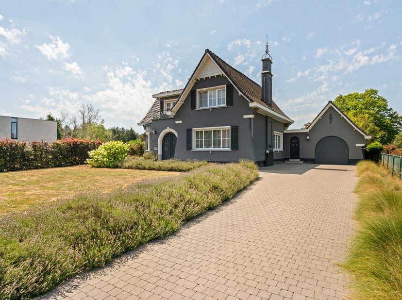 Deze charmante en goed onderhouden woning is gelegen langs de verbindingsweg tussen Mol en Meerhout, op een prachtig perceel van ca. 2.407 m². Dankzij