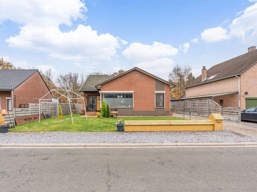 Deze vrijstaande split-levelwoning van 166 m² biedt aangename leefruimtes, veel lichtinval en een praktische indeling. De professionele keuken vormt e