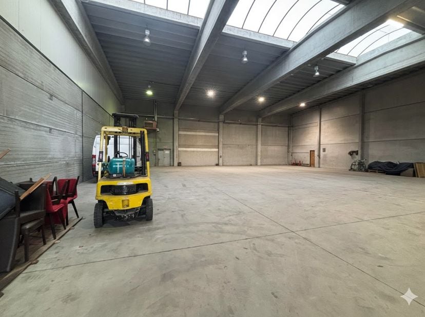 Magazijn van ca. 720 m² te huur in Zulte. Het magazijn is gelegen in de nabijheid van diverse invalswegen en de autosnelweg (E17). Uitermate geschikt