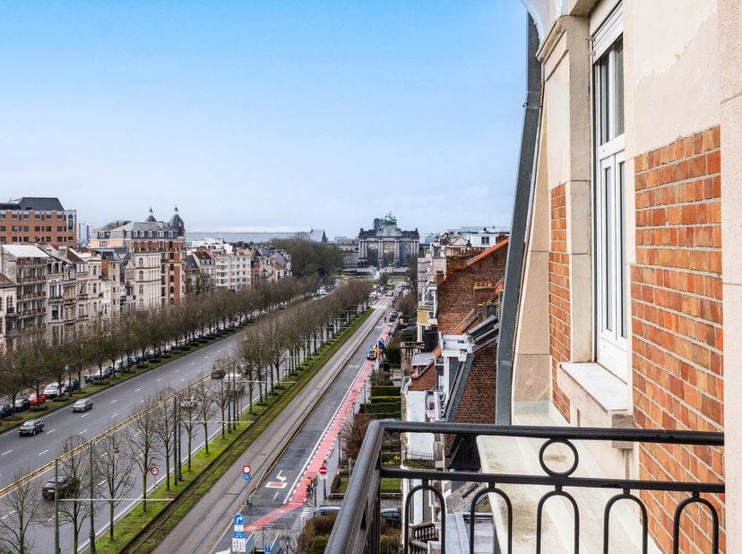 ETTERBEEK, wijk Montgomery, onmiddellijk nabij het Jubelpark en de Europese instellingen, zeer mooi PENTHOUSE (2slpk/bur/2badk) van ± 135m² met kelder