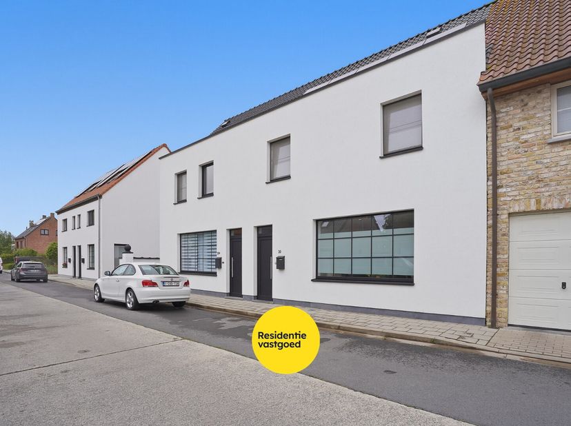 KIJKDAG 04/07 VAN 14U TOT 16U!<br />
In het gezellige Keiem bevindt zich deze volledig gerenoveerde woning op een aangenaam perceel. De woning werd in