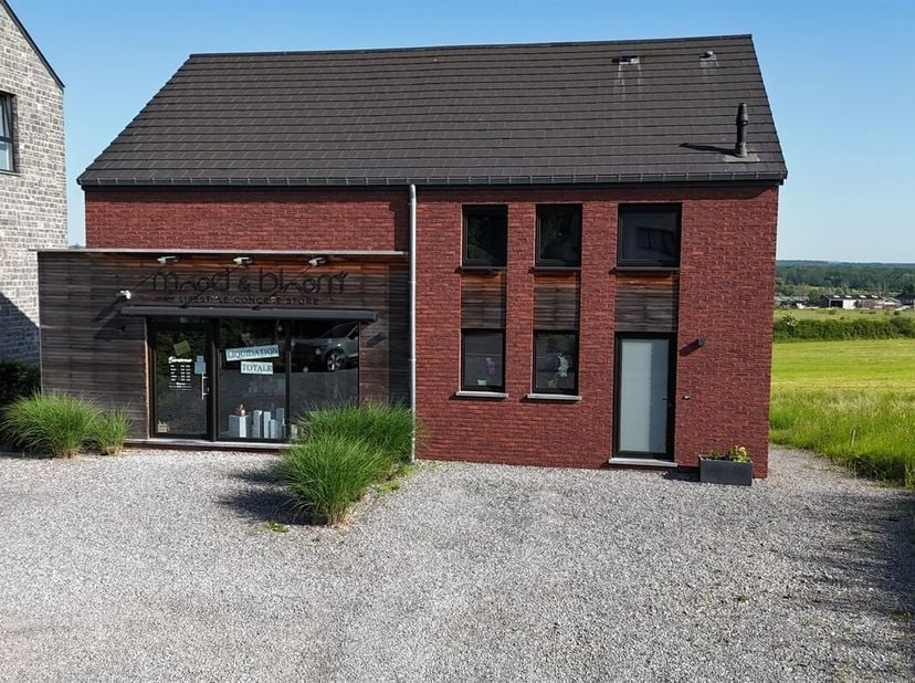 MCA IMMOBILIER vous présente ce bien unique à la vente à deux pas de la  N4. Implantée sur un terrain de 9 ares, cette construction récente associe un