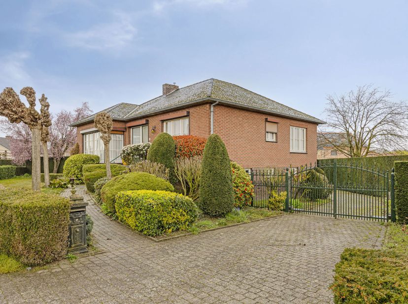 Deze zorgvuldig onderhouden woning bevindt zich op een rustige ligging op de hoek van de Leustraat, in de woonkern van Ophoven.<br />
De woning met bo