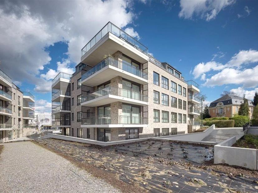 Goed gepresenteerd door Maia Zinchenko : maia.zinchenko@victoire.be<br />
Ixelles, nabij het Bos van La Cambre, prachtig appartement van 103 m² gelege