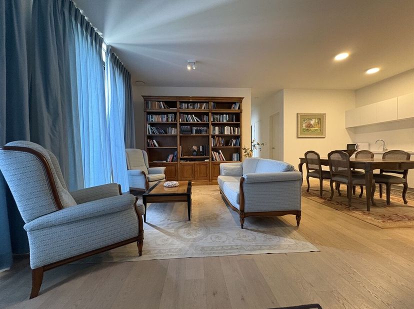 Ruim appartement met 2 slaapkamers op zeer gunstige locatie<br />
Ligging: ideaal gelegen, in Herentals met vlotte verbinding en ontsluiting naar omli