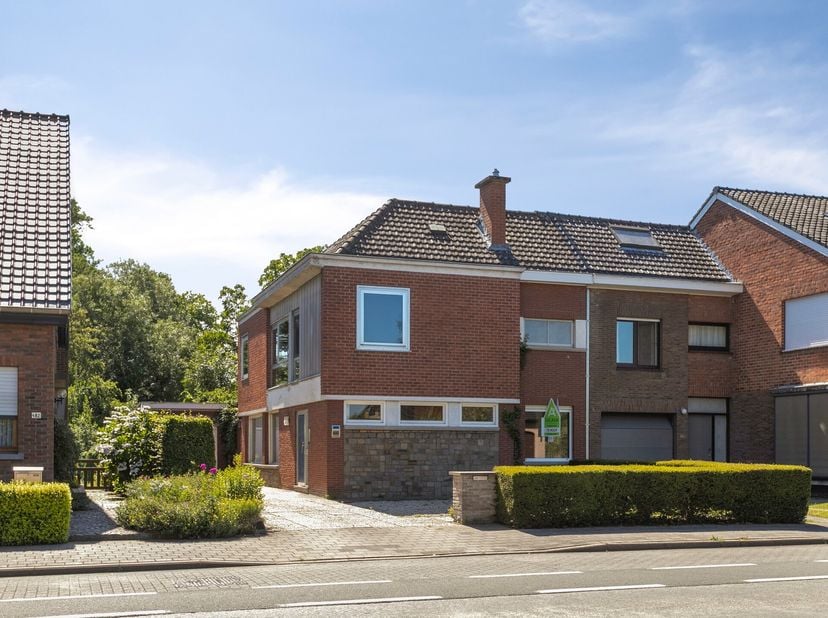 Deze ruime halfopen eengezinswoning met 4 slaapkamers, garage en oprit is gelegen langs de Mandellaan in Roeselare. Dankzij de ruime indeling, de vele
