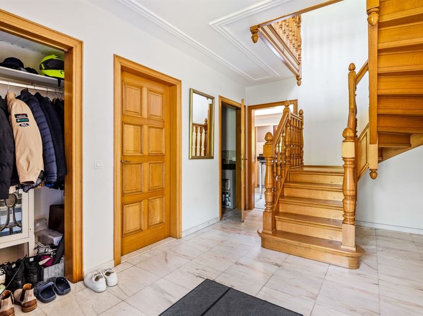 Ligging: Deze vrijstaande villa is gelegen op een perceel van ca. 2.226 m² aan de Bredabaan in Brasschaat. Dankzij de centrale ligging bevinden winkel