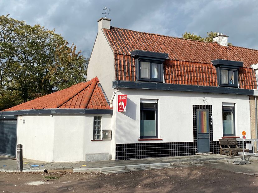 Als je op zoek bent naar een interessante investering in vastgoed, dan vraagt deze rustig gelegen woning zeker uw aandacht! De woning bestaat uit een
