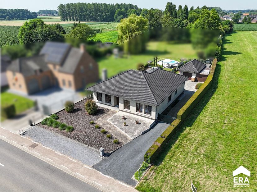 À vendre : grande maison ouverte à Halen, idéalement située près du centre, des écoles et des axes principaux. Construite en 1976, cette habitation de