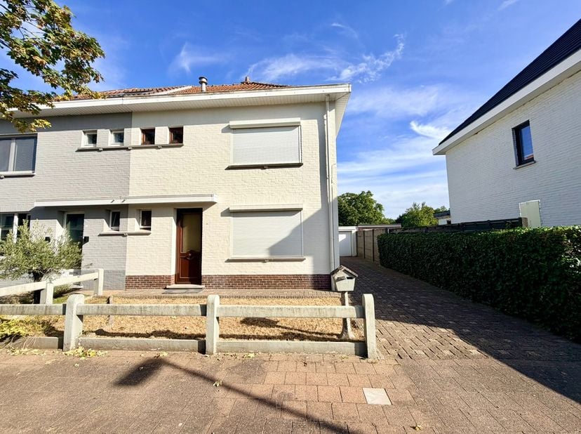 Gelegen in de Breevenstraat&amp;nbsp;vlakbij Bornem-centrum, vindt u deze charmante woning met veel potentieel.&amp;nbsp; De woning heeft een uitstekende ligg