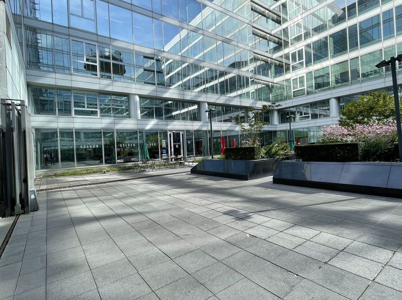 Bureaux prêts à l’emploi de 250 m² à louer, faisant partie de l’immeuble de bureaux haut de gamme “Silver Building”.<br />
Le bâtiment bénéficie d’une