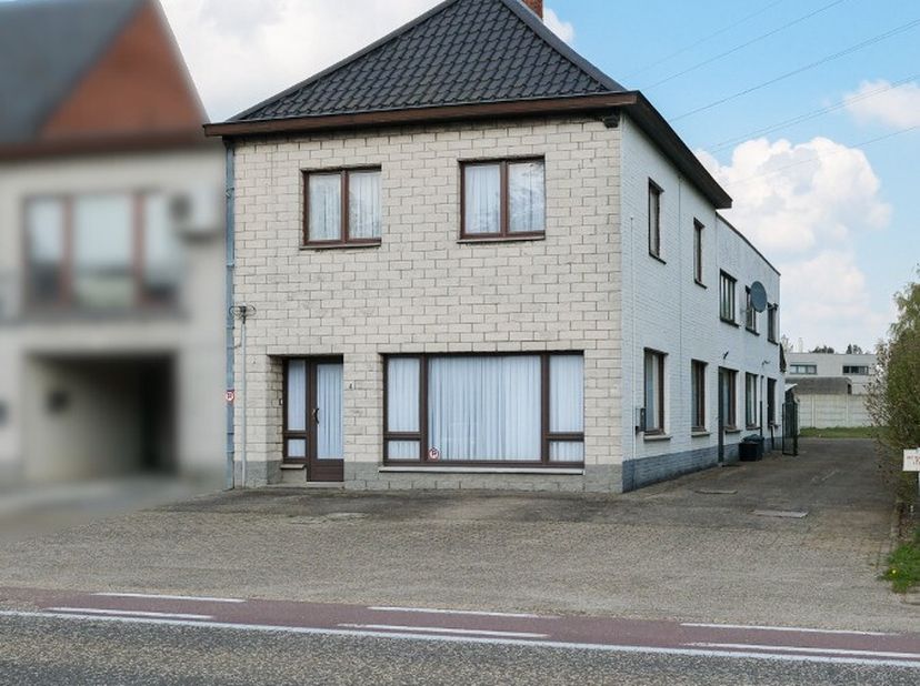 [[ CE BIEN PARTICIPE À LA JOURNÉE MAISONS OUVERTES ERA LE 13/6 DE 9:30 À 10:30 ]] Maison spacieuse mitoyenne à Zonhoven, située Halveweg 4, dans un qu