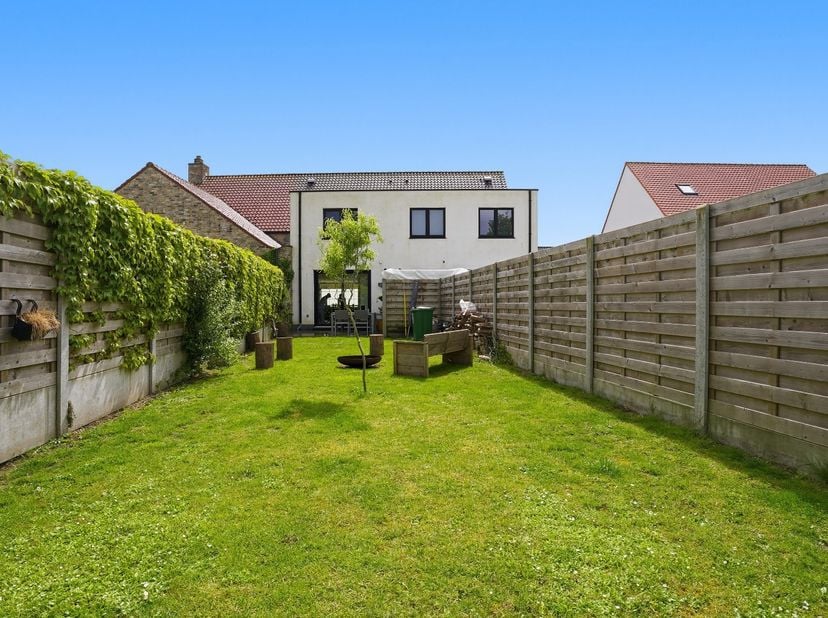 In het gezellige Keiem bevindt zich deze volledig gerenoveerde woning op een aangenaam perceel. De woning werd in 2023 volledig vernieuwd en combineer