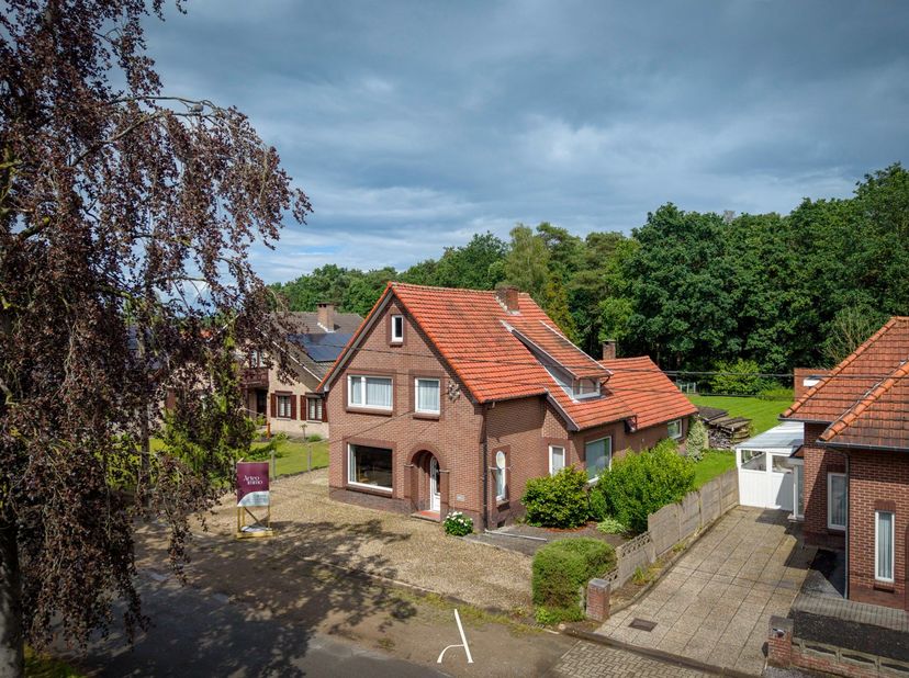 Deze charmante woning is gelegen op een perceel van 1.106 m² met een perceelbreedte van ca. 18 meter, in het geliefde gehucht Schootsheide ("de Hei" i
