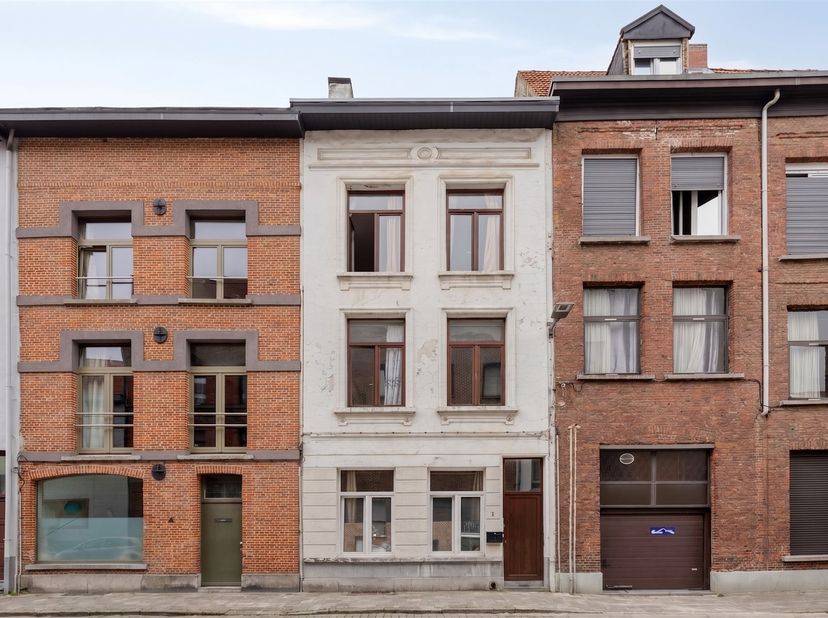 Op een zeer goede locatie in Antwerpen bevindt zich deze ruime woning die momenteel is ingedeeld in vier afzonderlijke studio's, ideaal voor zowel inv