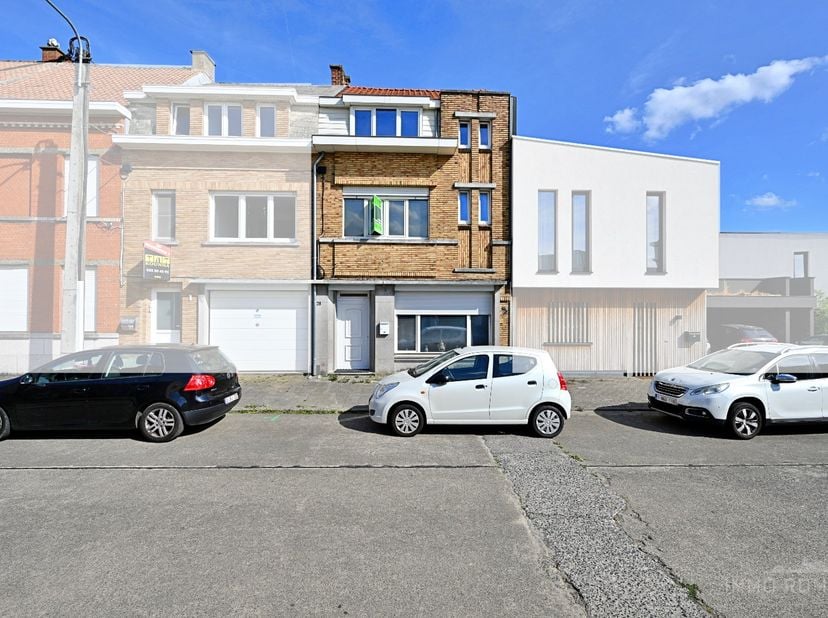 À proximité du centre de Ronse, nous découvrons cette maison particulièrement spacieuse avec un entrepôt/atelier. La propriété bénéficie d'un emplacem
