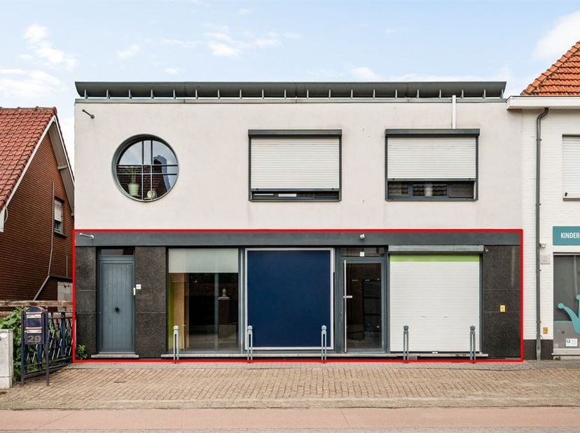 Handelspand van 163m² gunstige ligging met achteringang<br />
Omschrijving:<br />
Dit ruime handelspand met horecafunctie is momenteel praktisch inged