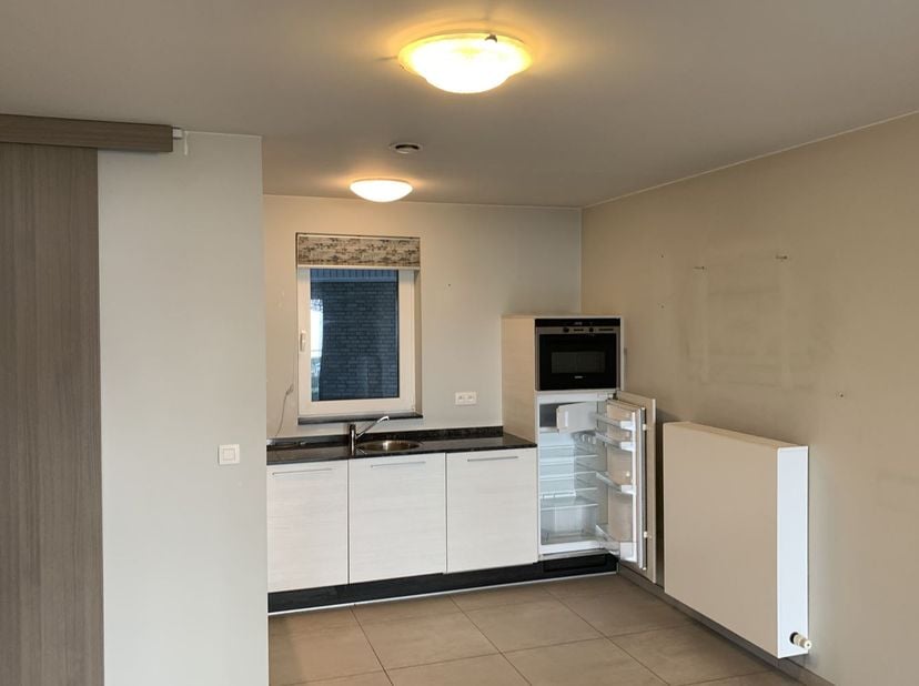 Mooie assistentieflat op de gelijkvloerse verdieping gelegen midden in het centrum naast het rusthuis en verbonden met een oproepsysteem en daarom ges
