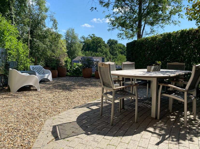 <br />
Niché dans un environnement verdoyant et paisible, ce bien est situé au grand calme et à proximité immédiate du centre de Louvain-la-Neuve. Sit