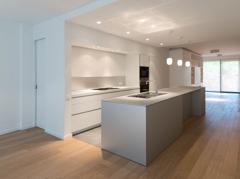 Victoire Junot biedt, in de onmiddellijke nabijheid van de Montgomery-rotonde, dit elegante appartement van ± 145 m² aan, met mooie volumes en kwalita