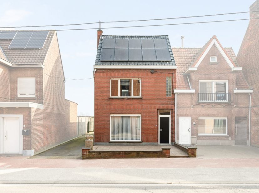 TE KOOP OP LIJFRENTE<br />
Deze halfopen woning (EPC D) met ruim bijgebouw en 4.133m2 landbouwgrond.<br />
De woning heeft volgende indeling:<br />
-