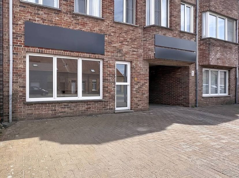 Ben je op zoek naar de ideale locatie voor jouw zaak, praktijk of kantoor? Dit compacte en instapklare handelspand van ca. 41 m² combineert een uitste