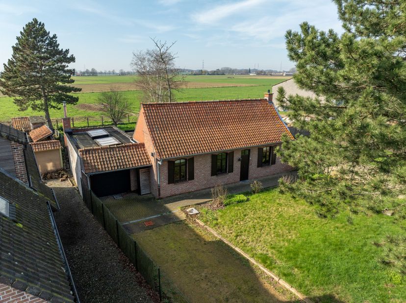 Deze karaktervolle villa, gelegen op een prachtig perceel van maar liefst 886 m², geniet van een bijzondere ligging in het landelijke Kaster. Een unie