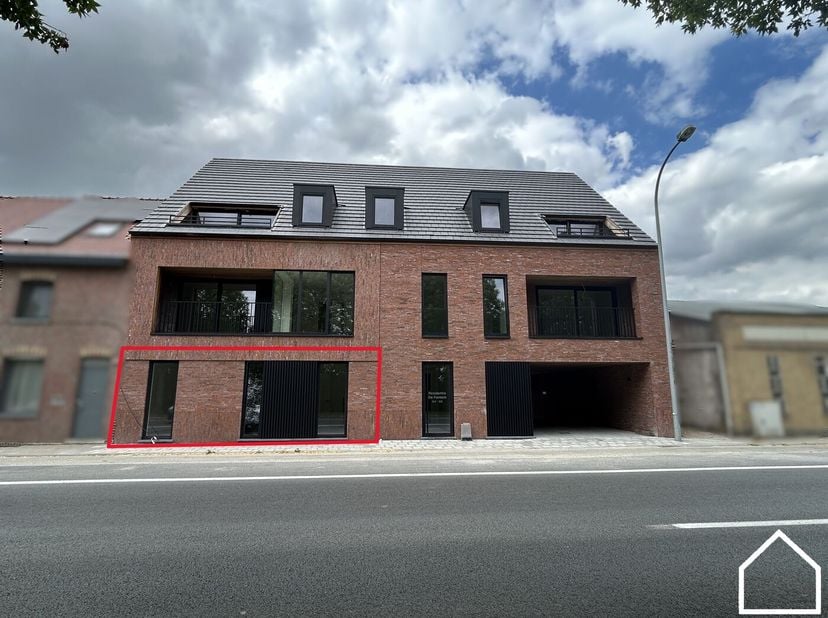 Aan de rand van het centrum van Ieper bevindt zich dit stijlvolle nieuwbouwappartement met twee slaapkamers. Dankzij de vlotte bereikbaarheid, de nabi
