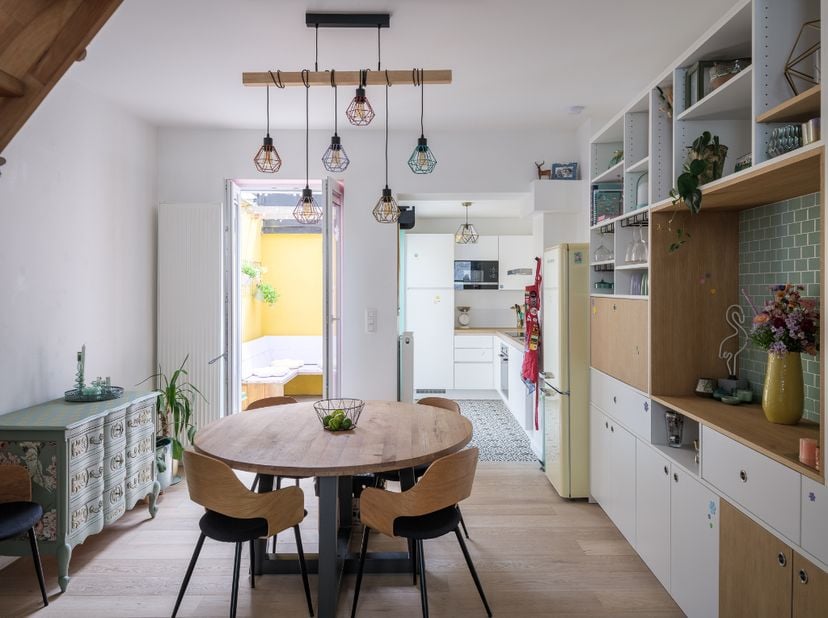 Aangename en instapklare woning met drie slaapkamers, gelegen op wandel- en fietsafstand van het historische centrum van Gent.<br />
<br />
De woning