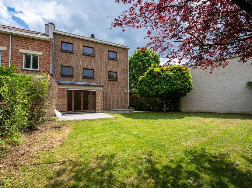 WOLUWE-SAINT-PIERRE – Gelegen in de gegeerde wijk Oud-Stockel, charmante te renoveren gezinswoning van ± 320 m² op een perceel van ± 4,65 are. Deze ru
