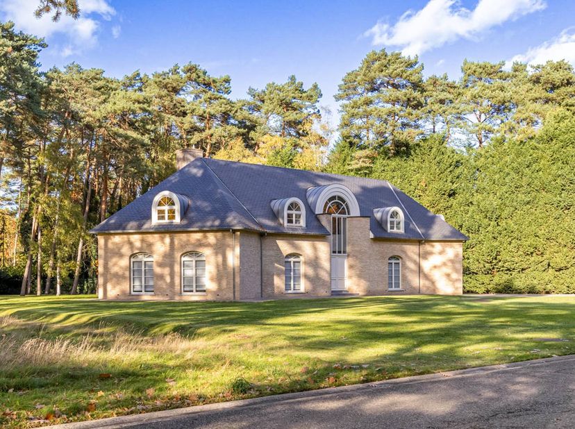 Gelegen in één van de meest exclusieve villawijken van Maasmechelen, vlak bij het Nationaal Park Hoge Kempen, biedt deze stijlvolle villa een unieke h
