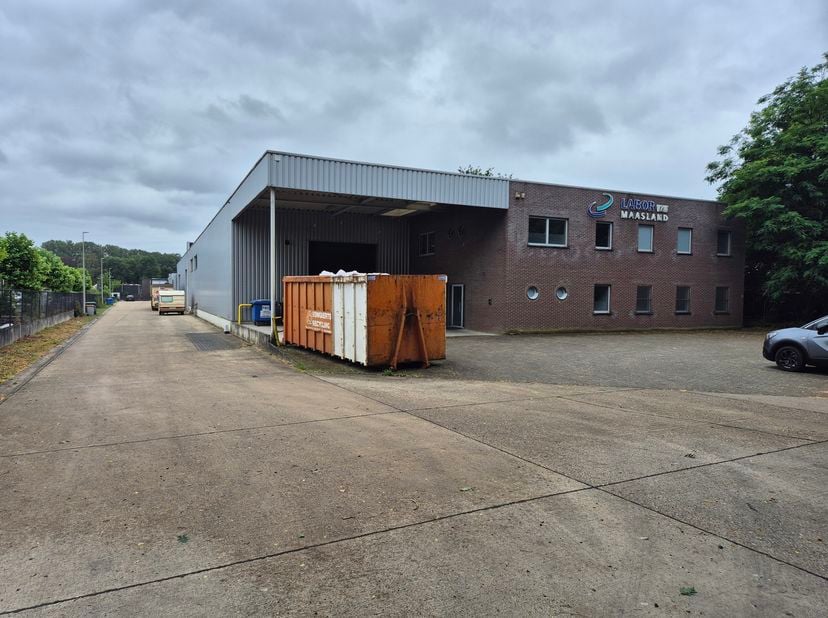 In Dilsen-Stokkem, op het industrieterrein van Rotem, is dit bedrijfspand (bouwjaar 2006) met een oppervlakte van +/-1.660 m² op een perceel van 18a87