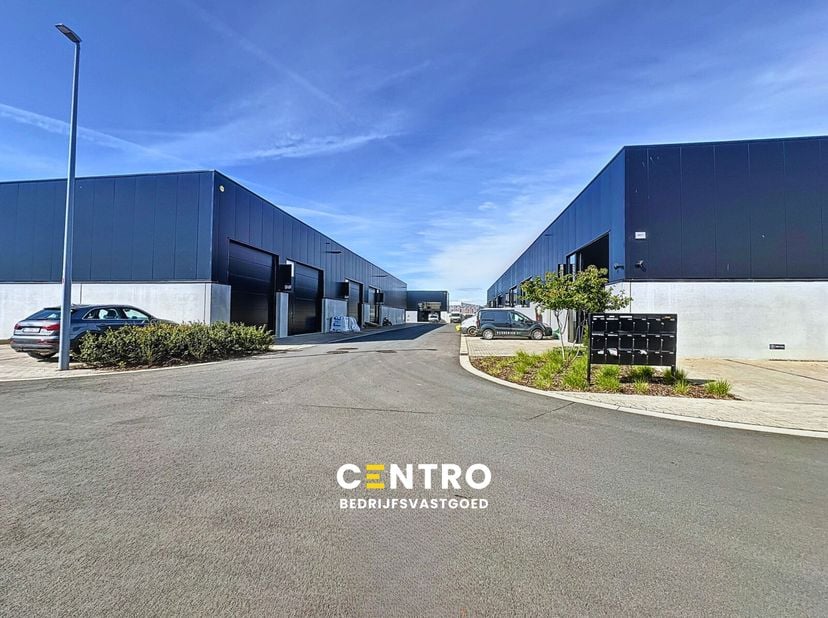 Benaderende OPPERVLAKTEN:<br />
Opslagruimte: 10,5m x 17,5m = 180m²<br />
Parkeerplaats: 12,50m²&amp;nbsp;<br />
<br />
AFWERKING:<br />
<br />
	Construct