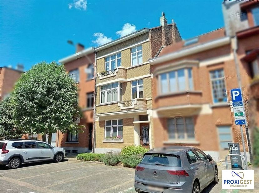 Gelegen vlakbij Montgomery en de Georges Henrystraat, in een rustige straat in Sint-Lambrechts-Woluwe, aangenaam appartement met 1 slaapkamer van 80 m
