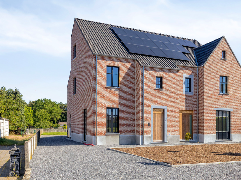 Ben je op zoek naar een energie neutrale nieuwbouwwoning met hoogwaardige afwerking? Dan is deze halfopen woning op een perceel van 5are 64ca precies
