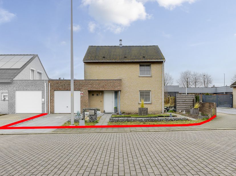 HALFOPEN BEBOUWING MET TUIN -<br />
Een op te frissen woning in halfopen bebouwing met garage en tuin, gelegen op een perceel van 5a 24ca.<br />
Indel