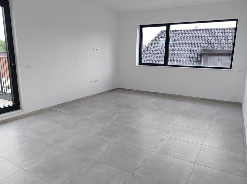 Vraag uw bezoek aan via info@optimusvastgoed.be<br />
TE HUUR: Recent appartement met 2 slaapkamers te Wellen!<br />
Dit nieuwbouw appartement is gele