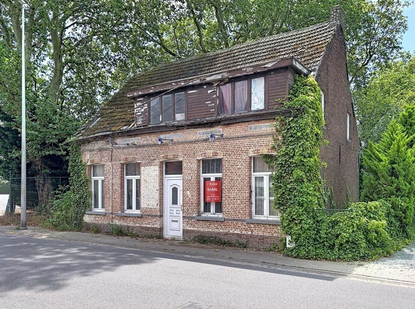TE RENOVEREN WONING -<br />
- Kelderruimte;<br />
- Gelijkvloers: handelsruimte, hal, woonkamer, slaapkamer, keuken, badkamer, berging;<br />
- 1e ver