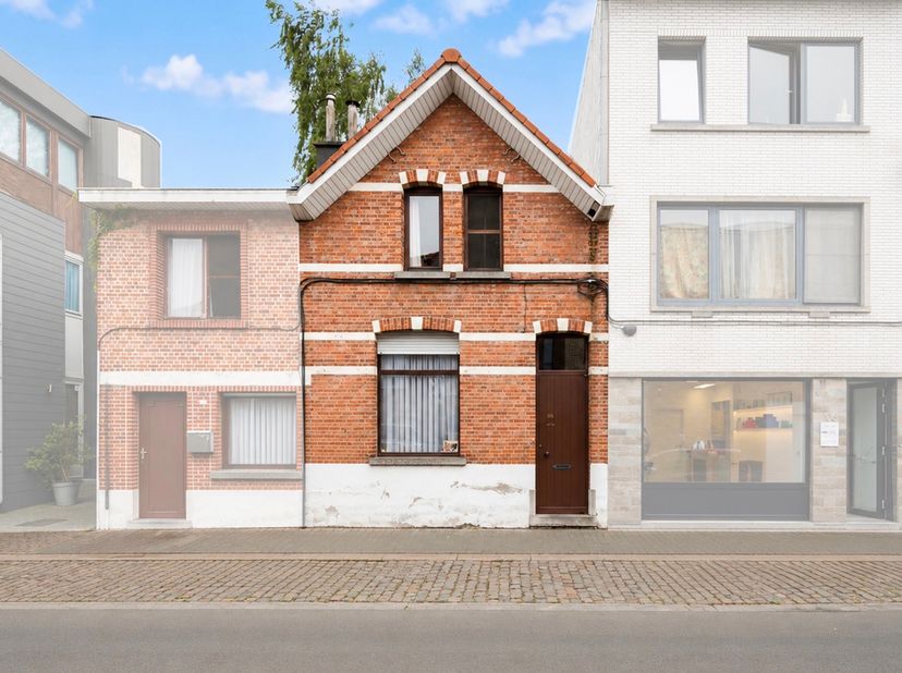 In het centrum van Nieuwkerken-Waas vindt u deze op te frissen woning. Op het gelijkvloers biedt de woning u een inkomhal, een living met zicht op de