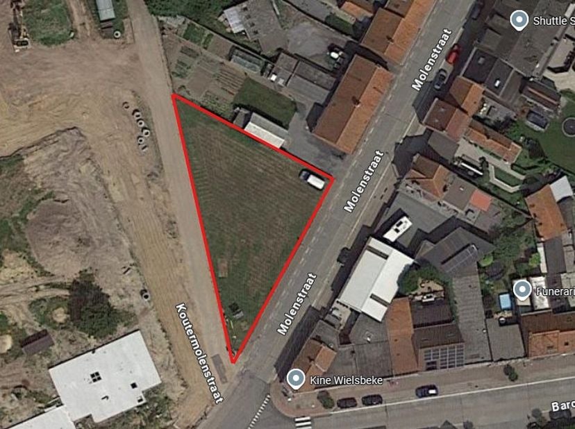 Bouwgrond met een totale grondoppervlakte van ca. 845m² te koop in het centrum van Wielsbeke. Deze bouwgrond voor alleenstaande bebouwing ligt op wand
