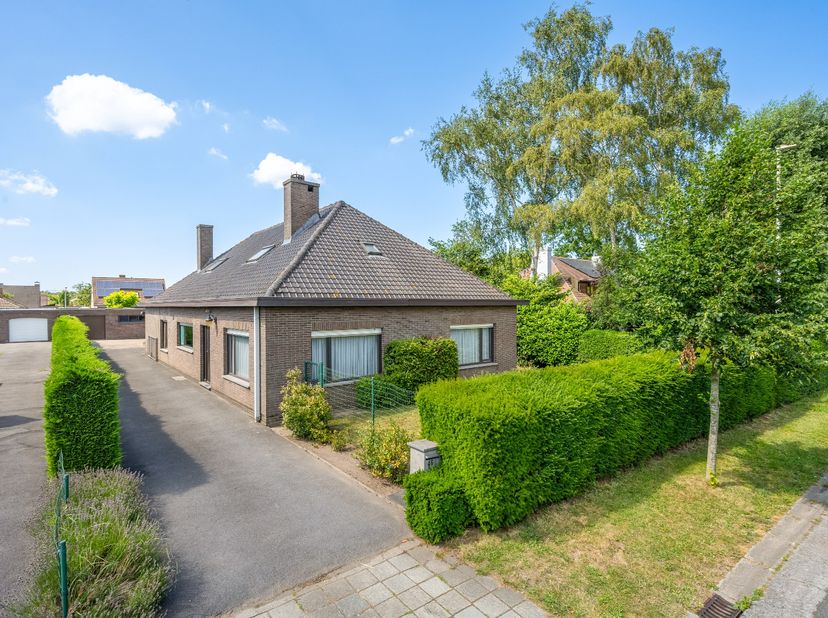 In een rustige, groene omgeving en toch op een steenworp van het bruisende centrum van Ertvelde bevindt zich deze degelijk gebouwde open bebouwing. Da