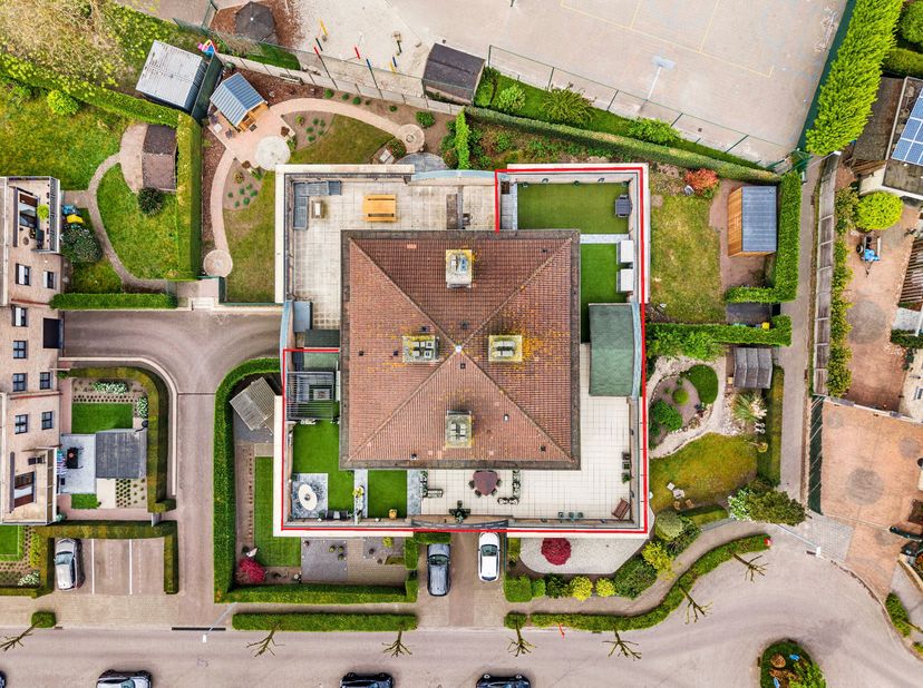 Deze penthouse van ca. 131 m² ligt op wandelafstand van het centrum van Hoogstraten en beschikt over een groot zonneterras van ca. 225 m² met zicht op