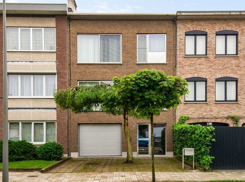 Maison de 2 chambres à coucher avec garage et grand jardin à vendre !<br />
Situation :<br />
Cette maison est située à Wilrijk, dans un endroit calme