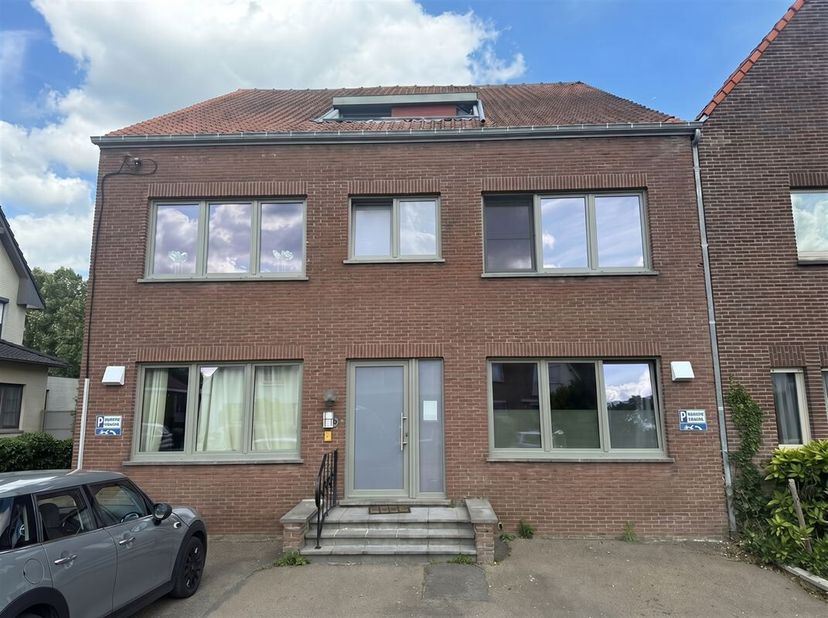 Vraag uw bezoek aan via info@optimusvastgoed.be!<br />
TE HUUR: Vernieuwd appartement met 2 slaapkamers in Beringen!<br />
Dit gezellig appartement is