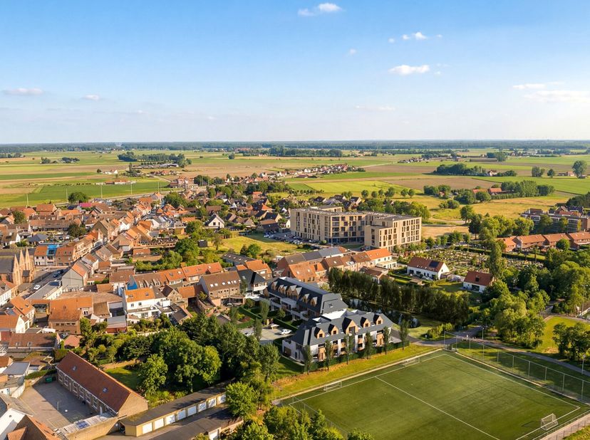 Deze ruime gelijkvloerse stapelwoning in residentie Rokerij geniet van een rustige en tegelijk centrale ligging, op korte afstand van het dorpscentrum