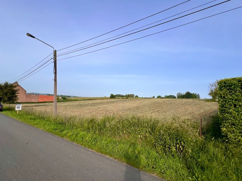 Dans le charmant village de Thimougies, nous vous proposons ce terrain idéalement situé dans un environnement rural. Il se compose de deux parcelles c