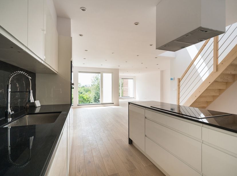 Appartement te koop in Rue de l'Escadron 3 bus 3,
                    1040 Etterbeek