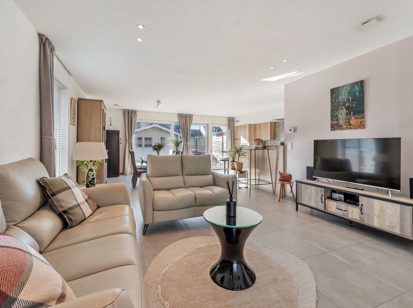 Instapklare halfopen woning (2020) in Zwankendamme<br />
Recente halfopen bebouwing met luxueuze afwerking, uitstekend EPC en een rustige ligging tuss