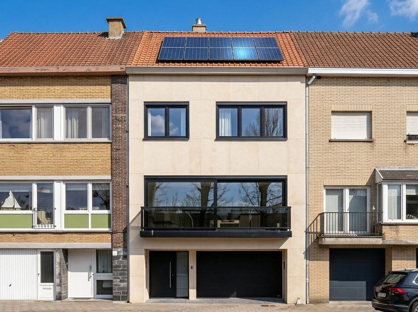 Deze ruime bel-etagewoning bevindt zich op een centrale ligging in het centrum van Heist en vormt een ideale opportuniteit voor wie op zoek is naar ee